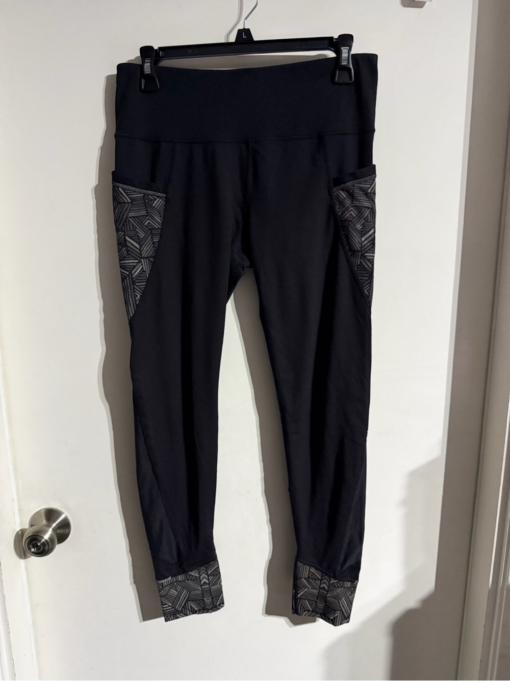EUC Women’s Athleta Capri Leggins With Side Pockets And Back Zip Pocket Size M